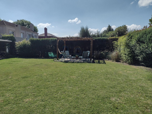 Casa A La Venta En Barrio Los Jazmines, Pilar Del Este, Pilar