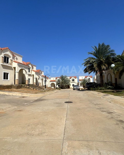 Townhouse En Colinas Del Sol, Isla De Margarita