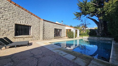 Venta - Chalet Con Cuatro Dormitorios Sobre Lote De 1380 Mts - Los Troncos