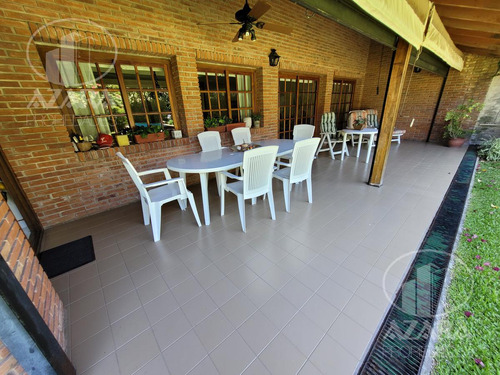 Importante Chalet 7 Ambientes Con Gran Fondo, A 5 Cuadras De Estación