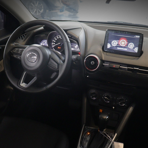 Imagen 17 de 17 de Mazda 2 Carbon Edition Azul
