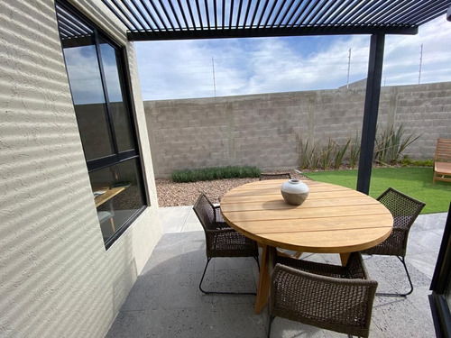En Venta Departamentos Entre El Refugio Y Zibata, 2 Recamaras 2 Baños, Jardín