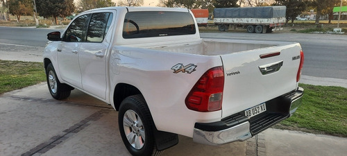 Imagen 4 de 8 de Toyota Hilux 2017 2.8 Cd Sr 177cv 4x4