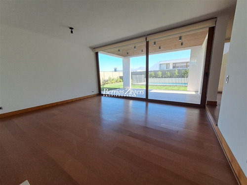 Casa En Arriendo De 4 Dorm. En Lo Barnechea