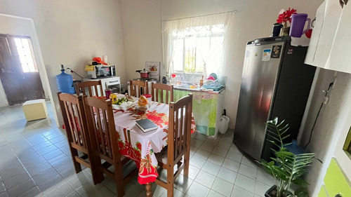 Casa De 6 Cômodos Com Área Livre