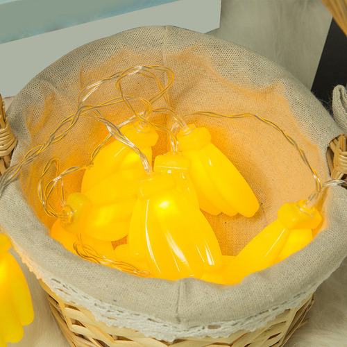 P Una Cadena De Luces Parpadeantes Con Forma De Fruta Y