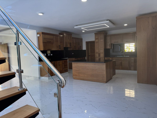 Amazing Villa With Spacious Yard In Excellent Location