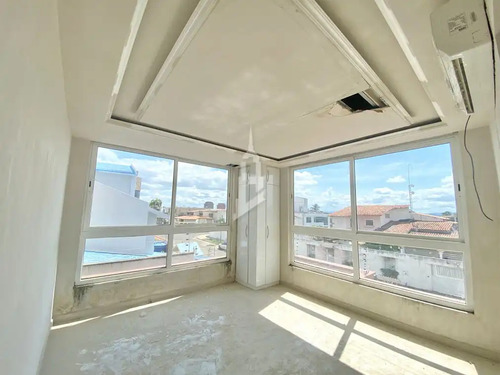 Casa De 5 Niveles Con Ascensor, Obra Limpia, En La Urbanización Arivana