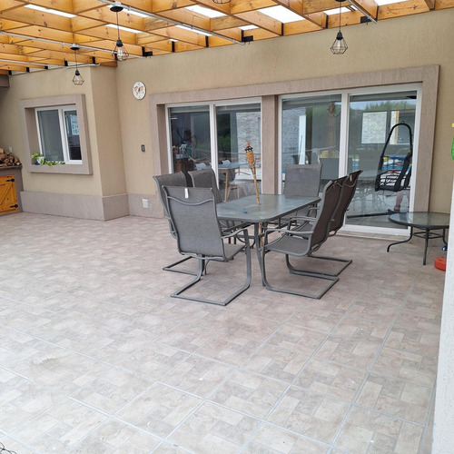 Casa En Venta - 3 Dormitorios 3 Baños - Cochera - 800mts2 - San Vicente