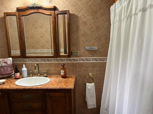Imagen 15 de 25 de Challet En 2 Plantas , 3 Dorm , Hermoso Jardin, Cerca De Av Del Libertador