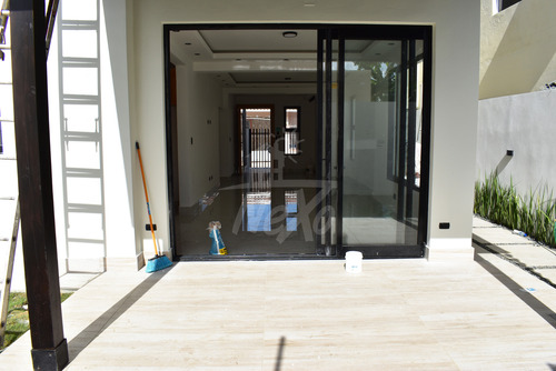 Moderna Casa Nueva En Residencial Cerrado, Santiago Hfc-236