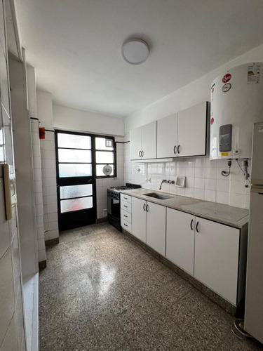 3 Ambientes Piso Alto En Excelente Estado, Baño Y Pisos A Nuevo.