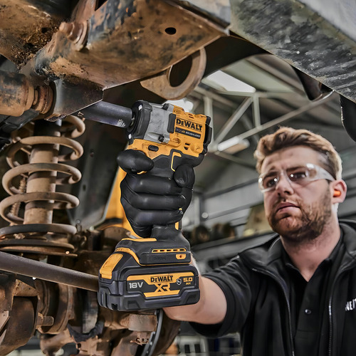 Dewalt Llave De Impacto Inalambrica 20v Atomic 1/2 Brushless Color Amarillo
