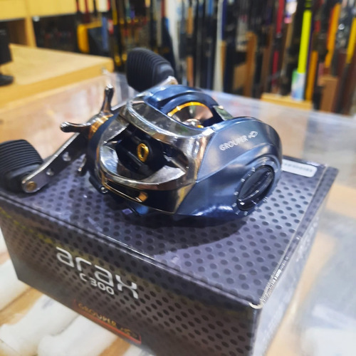 Reel Baitcast Grouper Arax 300 4r 6.3 0.31mm/110m Huevito Color Azul Acero Lado De La Manija Izquierdo