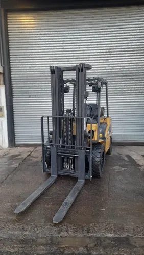 Autoelevador Caterpillar 3500kg Torre Triple Nafta/gas