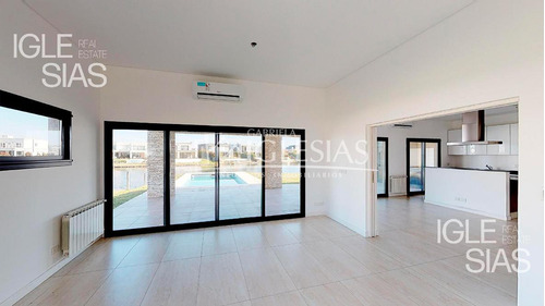 Casa Al Lago En Venta Con 4 Dormitorios En Los Lagos, Nordelta.