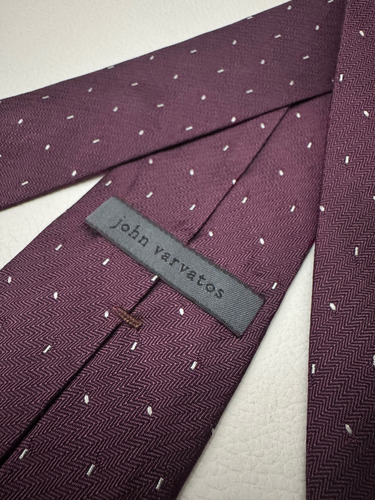 Corbata John Varvatos, Color Vino Con Vivos Blancos Bordó Lisa 1.5 M (Usado)