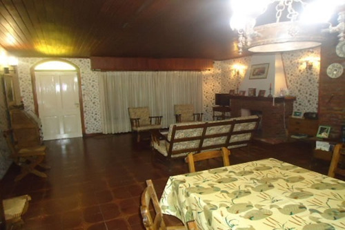 Imagen 7 de 30 de Excelente Chalet De 6 Ambientes Con Piscina Y Casa De Servicio Ideal Vivienda Permanente Muy Luminoso