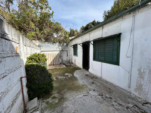 Alquiler De Apartamento En Calle Cañas Con 2 Dormitorios Y Amplio Patio En Nuevo Paris