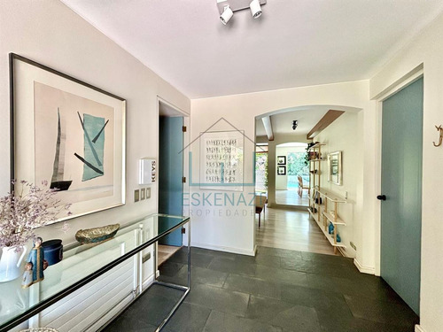 Remodelada!! Impecable Casa En Venta De 5 Dorm. La Dehesa.