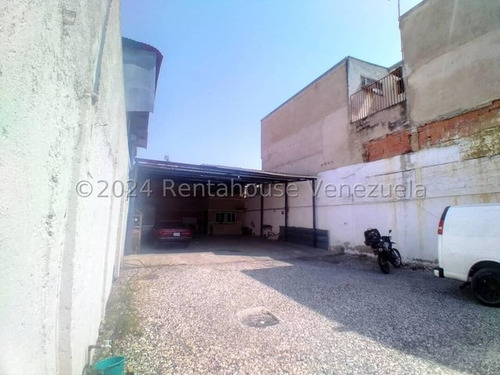 Maria Luisa Mendoza Vende Terreno En El Centro De Barquisimeto, A Pie De Calle Cuenta Con Su Oficina Estacionamiento Baños Y Todos Los Servicios Básicos Indispensables 2 4 2 1 4 3 8