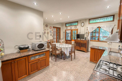 Casa En Venta De 3 Dormitorios Con Patio Y Cochera