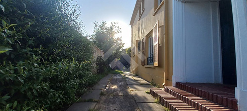 Casa En Venta De 5 Dorm. En Ñuñoa