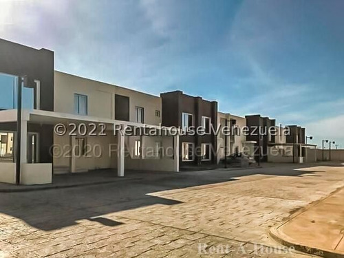 Imagen 3 de 8 de Townhouse Duplex, En Obra Limpia Ideal Para Personalizar, Con Enorme Distribución. Ubicado En Condominio Cerrado De La Puerta Maraven. #22-14857.