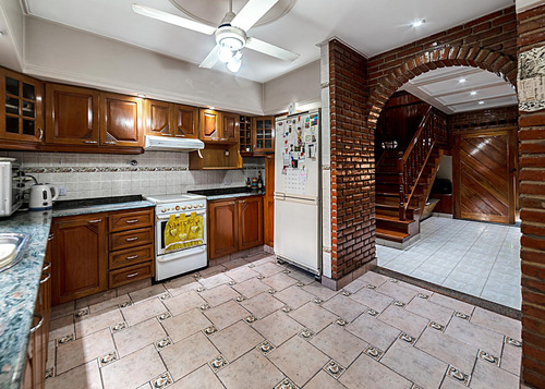 Casa En Venta De 6 Ambientes En Lomas Del Mirador