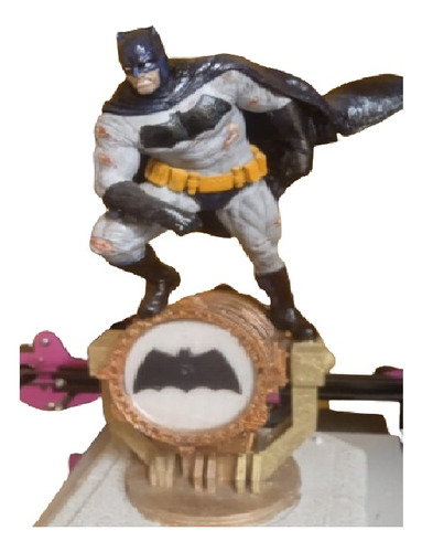 Figura Estatuilla Batman, 35 Cm De Alto Con Batiseñal