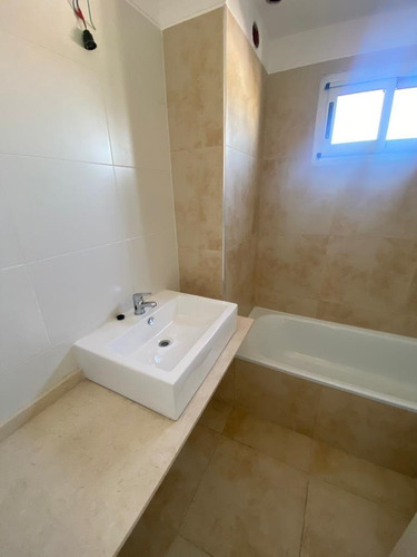 Imagen 12 de 14 de En Venta Depto 3 Amb Al Frente A Estrenar Con Balcon Y Cochera En Lanus Oeste (000)