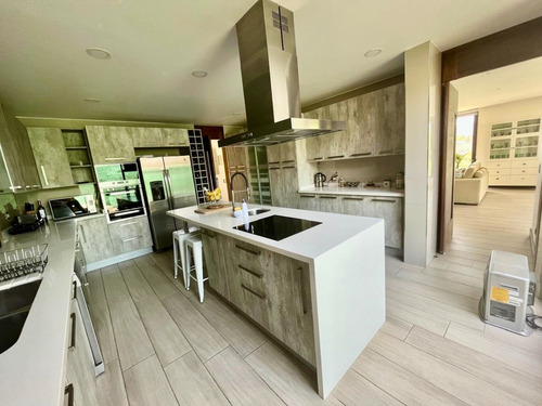 Venta De Espectacular Casa En Hacienda Chacabuco 5 Dorm.