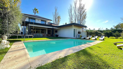 Venta/ Permuta Casa 4 Dormis Y Comodín En Funes Hills San Marino