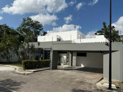 Exclusiva Residencia Moderna Con Alberca Y Amplios Espacios | Diseño Minimalista