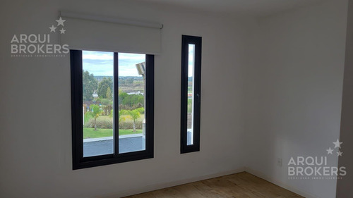 Casa De 3 Dormitorios Y Servicio En Venta En Mirador De La Tahona