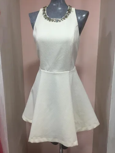 Vestido Corto, Color Beige, Con Piedras En Cuello. Vestido Corto, Color Beige, Con Piedras En Cuello.