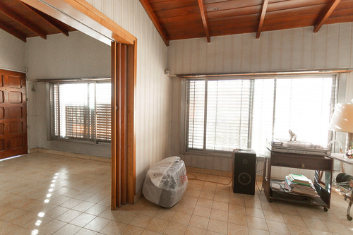 Casa Chalet En Venta Ubicado En Banfield, Lomas De Zamora, G.b.a. Zona Sur