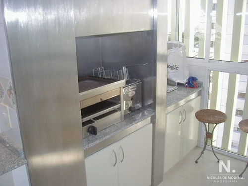 Venta Apartamento De 3 Dormitorios En Playa Mansa, Primera Línea Frente Al Mar
