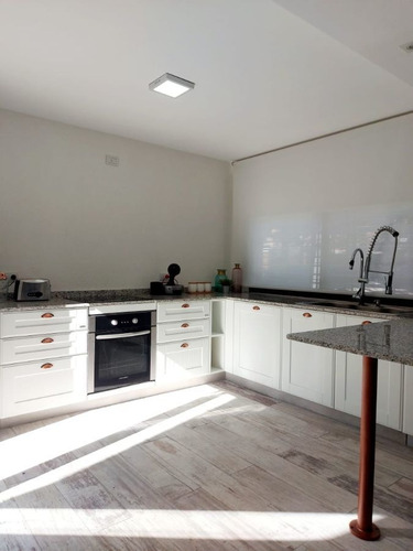 Imagen 5 de 19 de Hermosa Casa Minimalista En Venta De 4 Ambientes Cochera Y Jardín En Adrogué