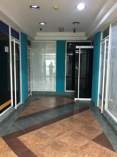 Local En Alquiler De 32m2 Con Baño , Camino Real, Barcelona