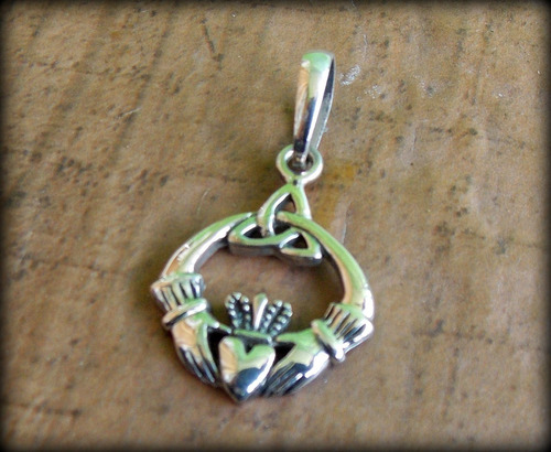 Atacado 10 Pcs! Pingente Tríquetra Claddagh Full Crown Prata