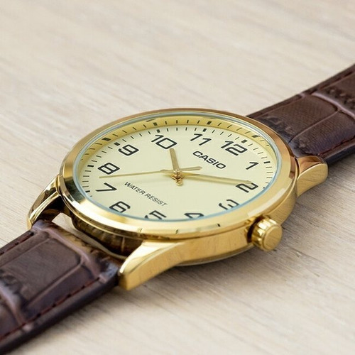 Reloj de pulsera Casio Enticer MTP-V001 de cuerpo color dorado, analógico, para hombre, fondo dorado, con correa de cuero color marrón, agujas color dorado, dial negro, minutero/segundero negro, bisel color dorado y hebilla simple