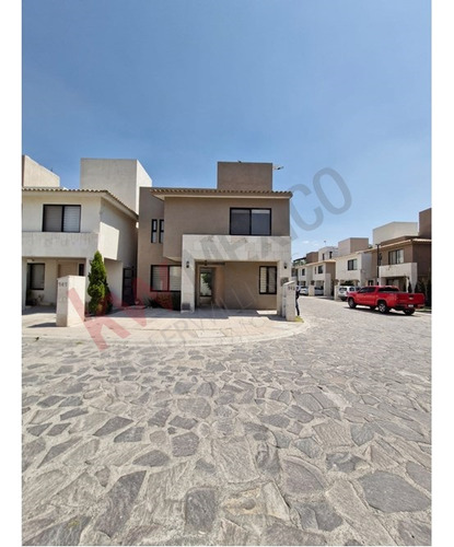 Casa En Venta En Los Cántaros Con Roof Garden En Privada Con Alberca Y Plapa