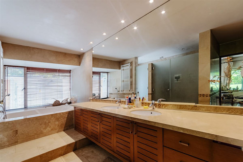 Casa En Venta De 8 Dorm. En Colina