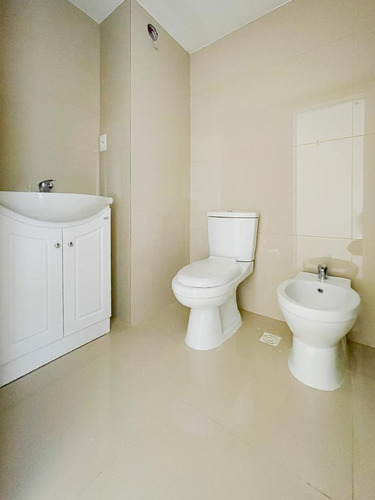Venta Con Renta Apartamento De 2 Dormitorios Con Terraza En Tres Cruces
