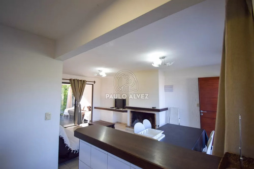 Casa En Piriápolis, Barrio Portales A 200 Metros Del Mar. Dos Dormitorios, Dos Baños, Precio Cercado.