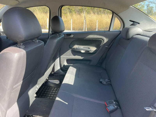 Imagem 13 de 14 de Volkswagen Novo Voyage 1.0 2015