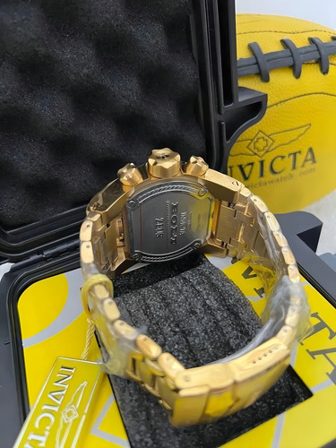 Relógio de pulso Invicta 25209 com corria de aço inoxidável cor ouro - fondo azul