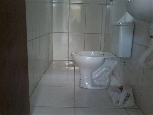 Imagem 24 de 30 de Imóvel Novo Tipo Casa Térrea Em Condominio Fechado Com Excelente Acabamento Com Azulejo Até O Teto Tanto Na Cozinha Como No Banheiro E Moldura De Gesso Nestes Dois Ambientes Janela De Alumínio Cor B