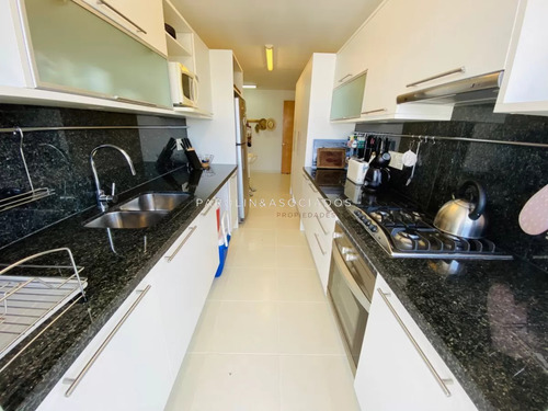 Apartamento En Venta De 3 Dormitorios En Seasons Tower, Punta Del Este.